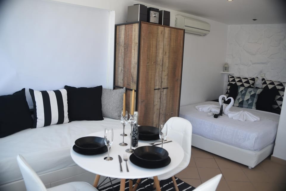 Seating area, Dining area, Bedroom