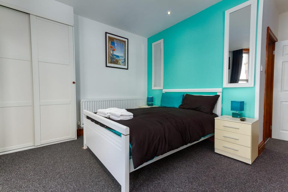 Communal lounge/ TV room, Balcony/Terrace, Pets, Landmark view, Sea view