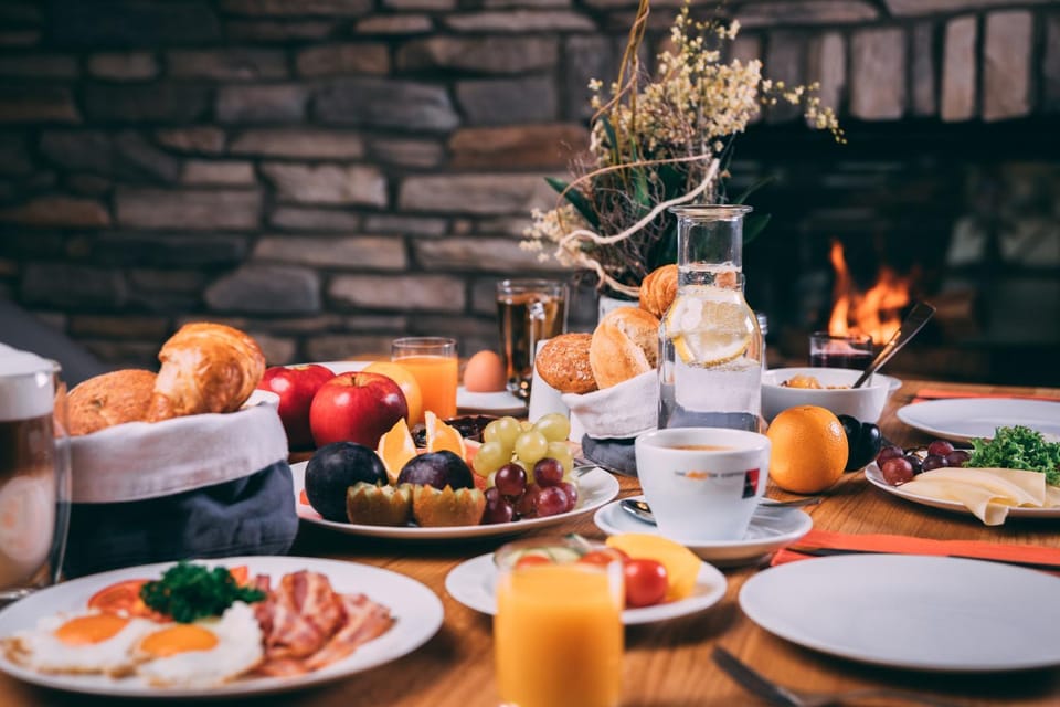 Restaurant/places to eat, Breakfast, Continental breakfast, Buffet breakfast