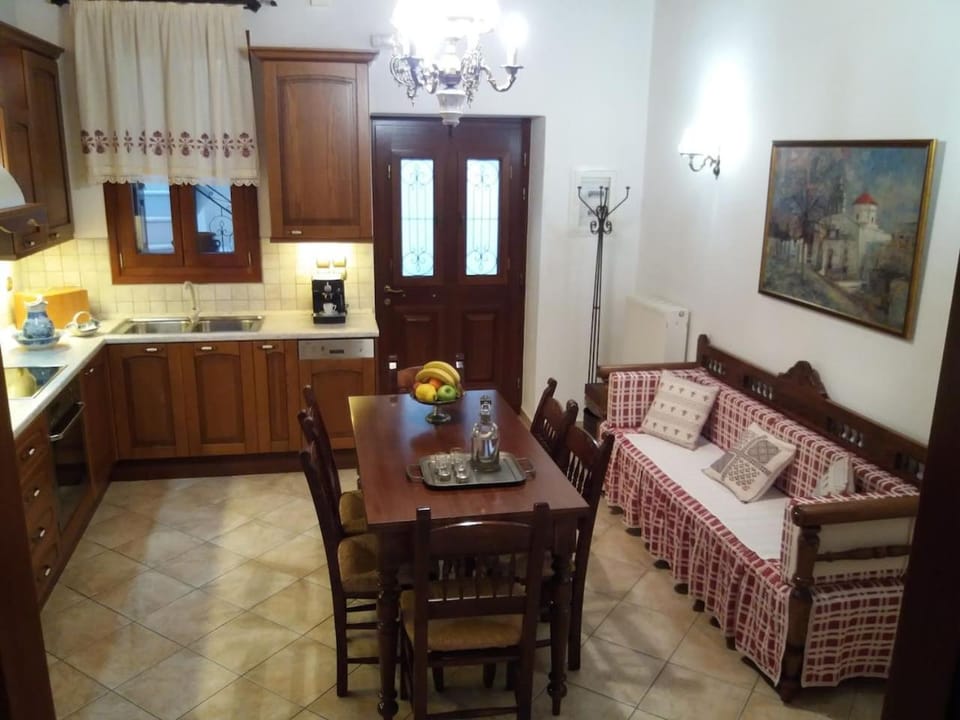 Kitchen or kitchenette, Living room, Dining area, Lunch, Dinner, Family, Family