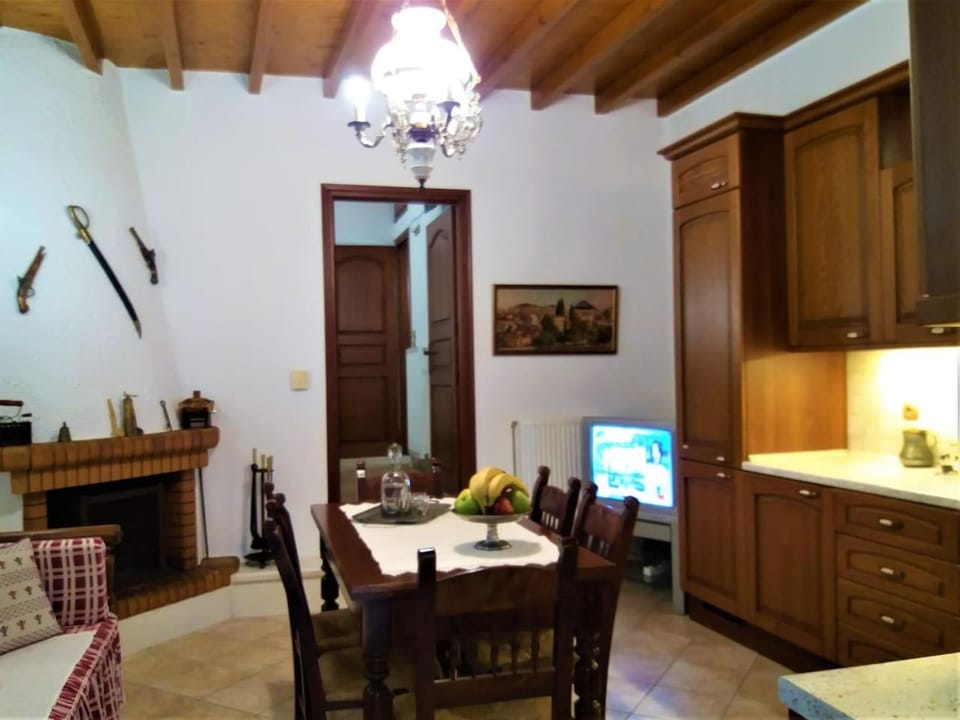 Coffee/tea facilities, Kitchen or kitchenette, Living room, Dining area, Family