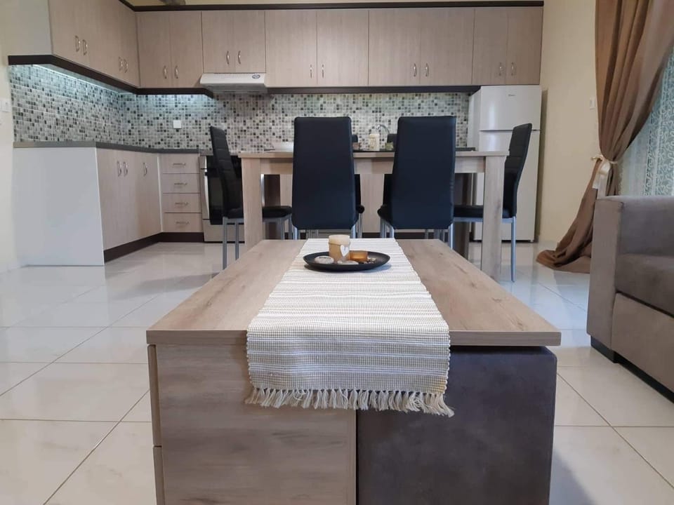 Kitchen or kitchenette, Living room, Seating area, Dining area