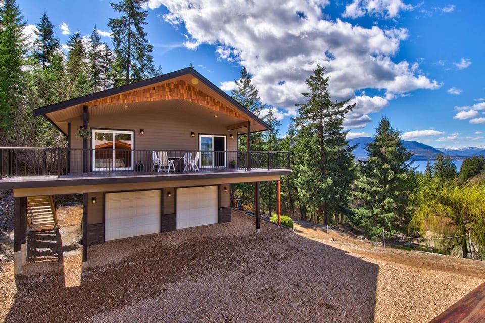 Semi-Lakefront Luxury Retreat In Blind Bay, Bc Cottage House in British Columbia