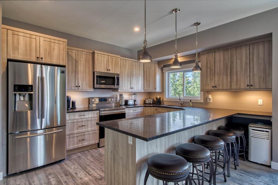 Semi-Lakefront Luxury Retreat In Blind Bay, Bc Cottage House in British Columbia