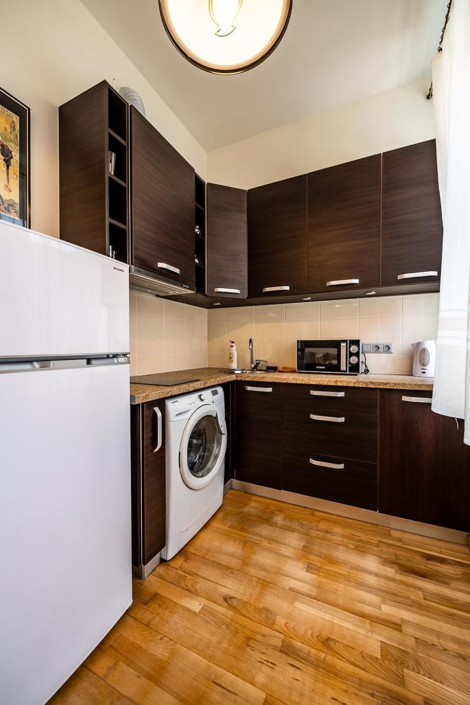 Kitchen or kitchenette, minibar, stove, washing machine