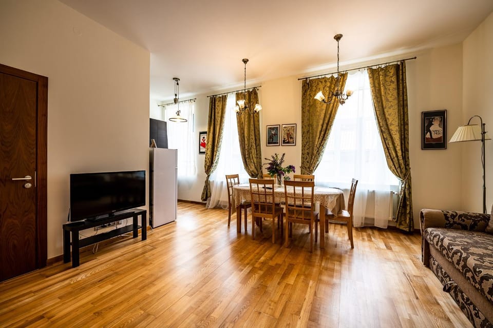 Living room, Photo of the whole room, Seating area, Dining area, Evening entertainment