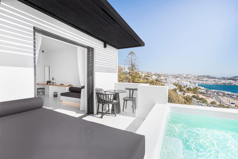View (from property/room), Balcony/Terrace, Swimming pool, sunbed