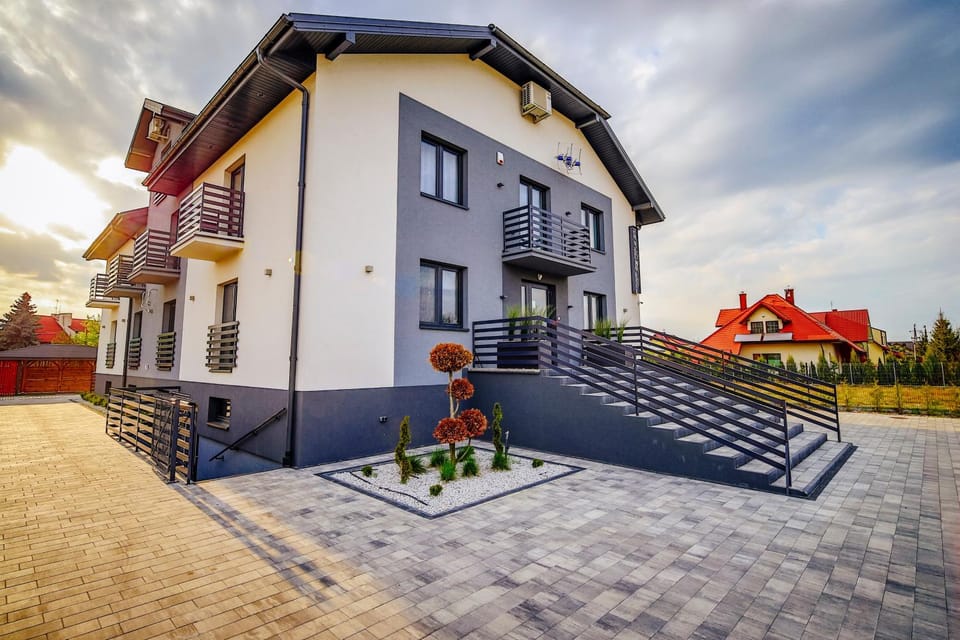 Property building, Facade/entrance, Garden, Balcony/Terrace, Other, Decorative detail, On site, Area and facilities