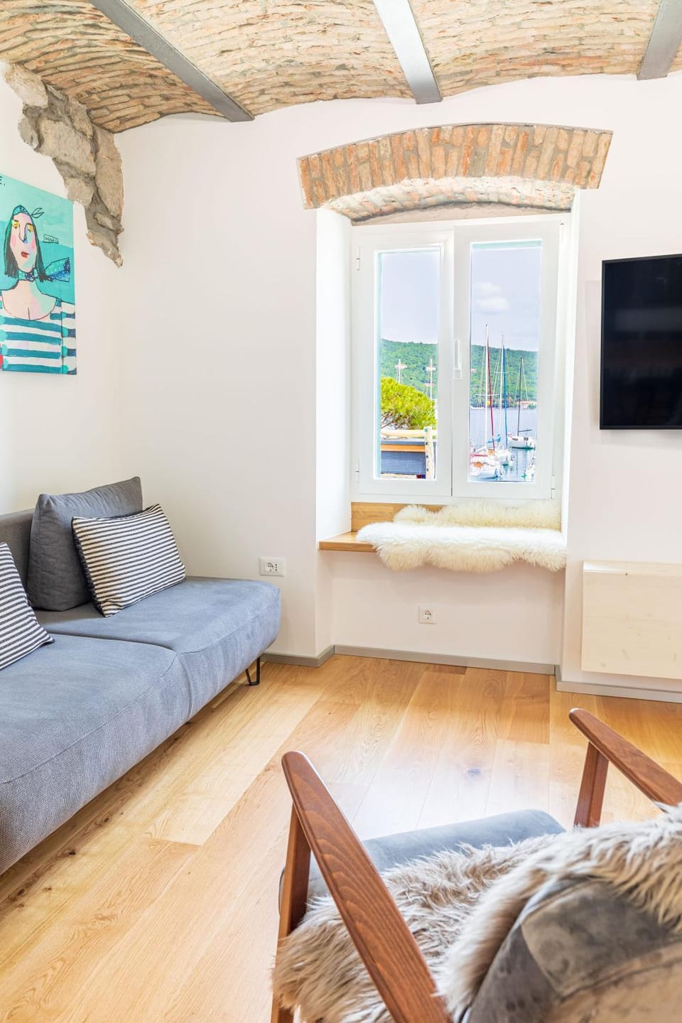 Bed, TV and multimedia, Living room, Seating area