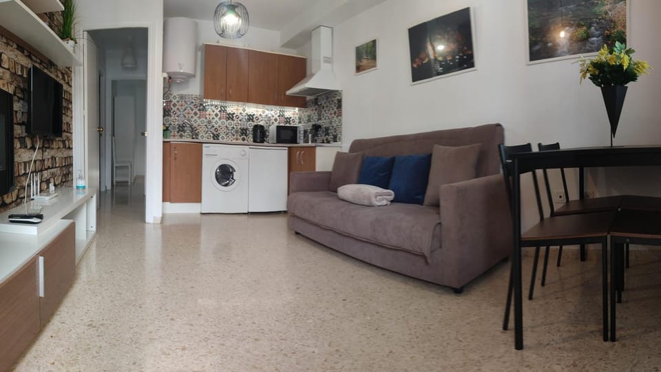 Kitchen or kitchenette, Living room, Seating area, Dining area