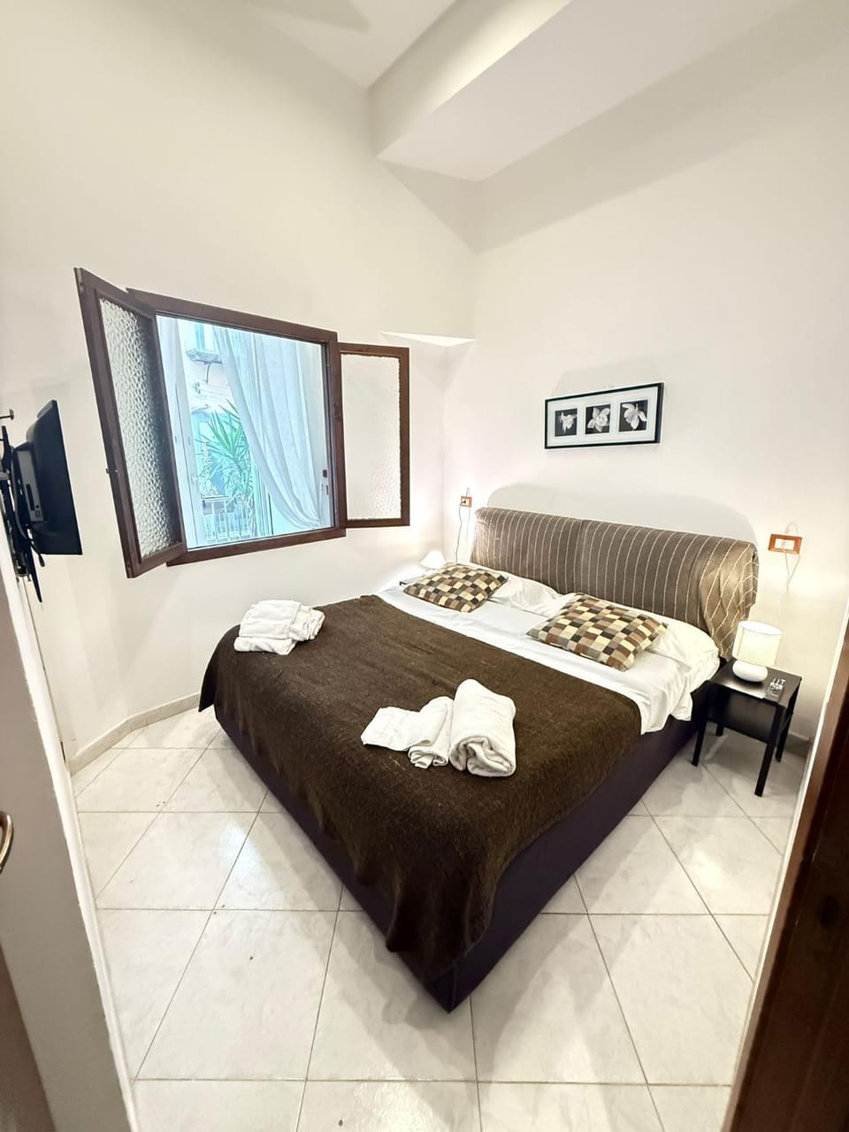 Bed, Photo of the whole room, Bedroom, towels