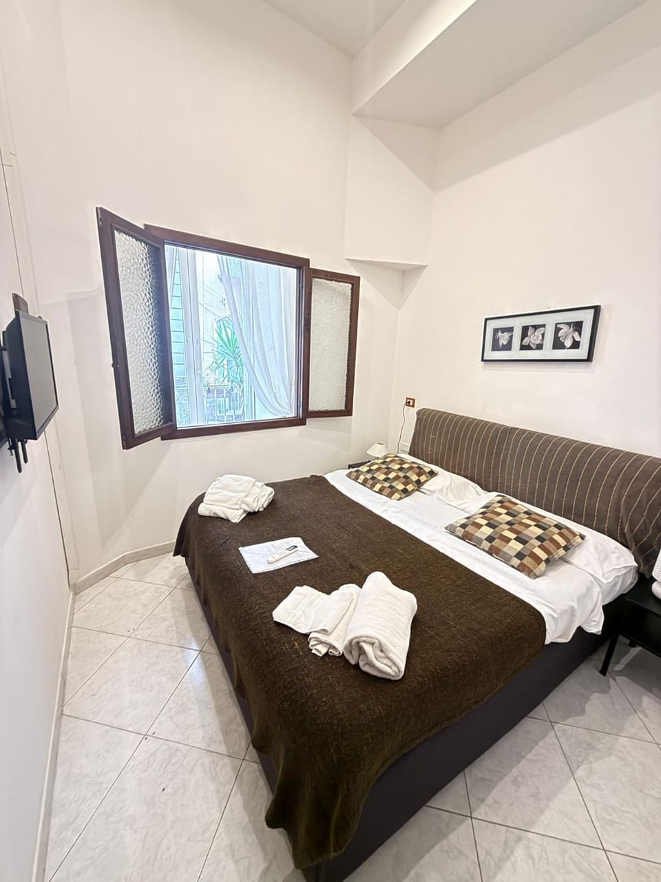 Bed, TV and multimedia, Photo of the whole room, Bedroom, towels