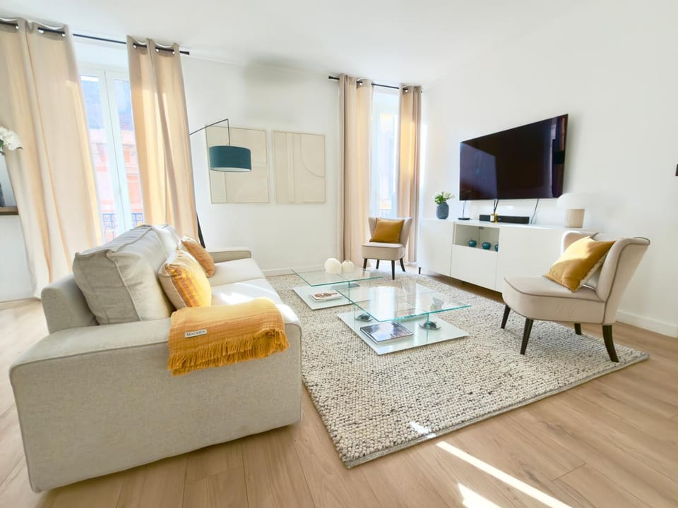Communal lounge/ TV room, Living room, Seating area