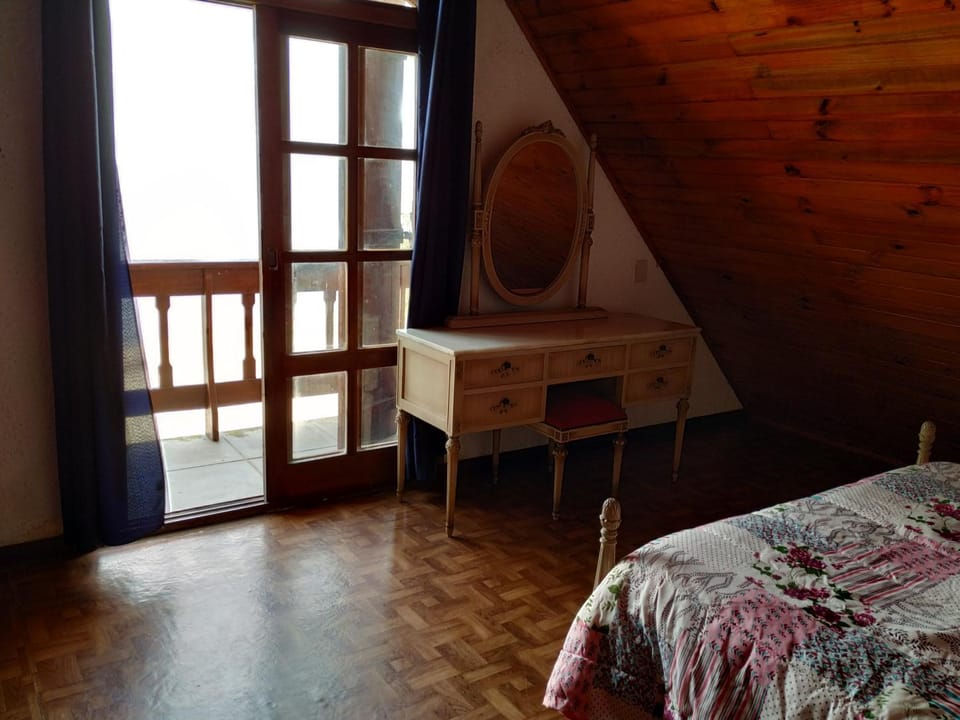 Bedroom, Lake view