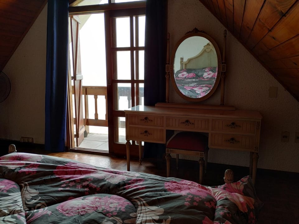 Bedroom, Lake view