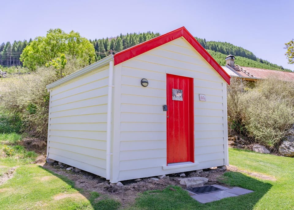 Mount Cook Station Shearers Quarters Lodge Campground/ 
RV Resort in Canterbury