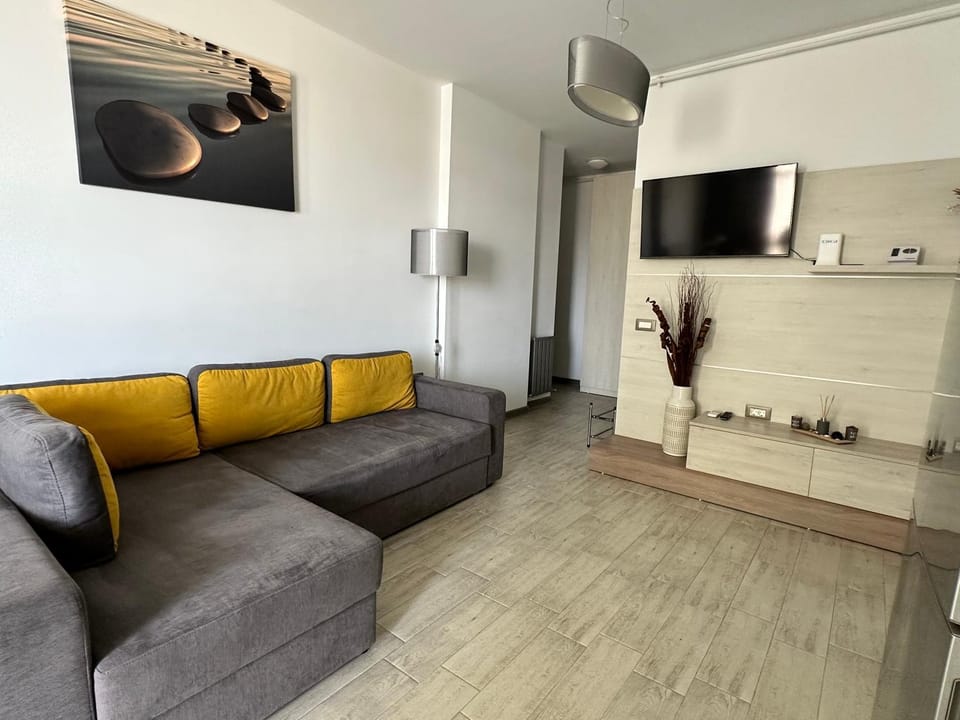 Communal lounge/ TV room, TV and multimedia, Living room, Seating area, Evening entertainment