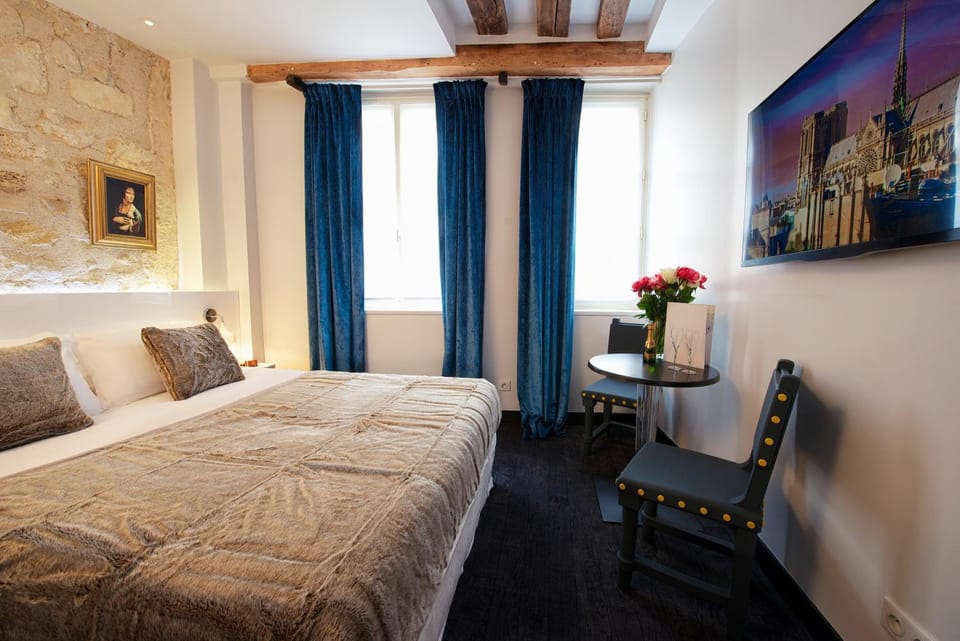 Bed, TV and multimedia, Photo of the whole room, Bedroom