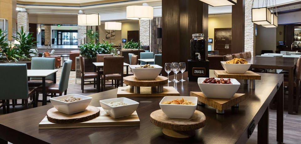 Restaurant/places to eat, Coffee/tea facilities, Food and drinks, Breakfast