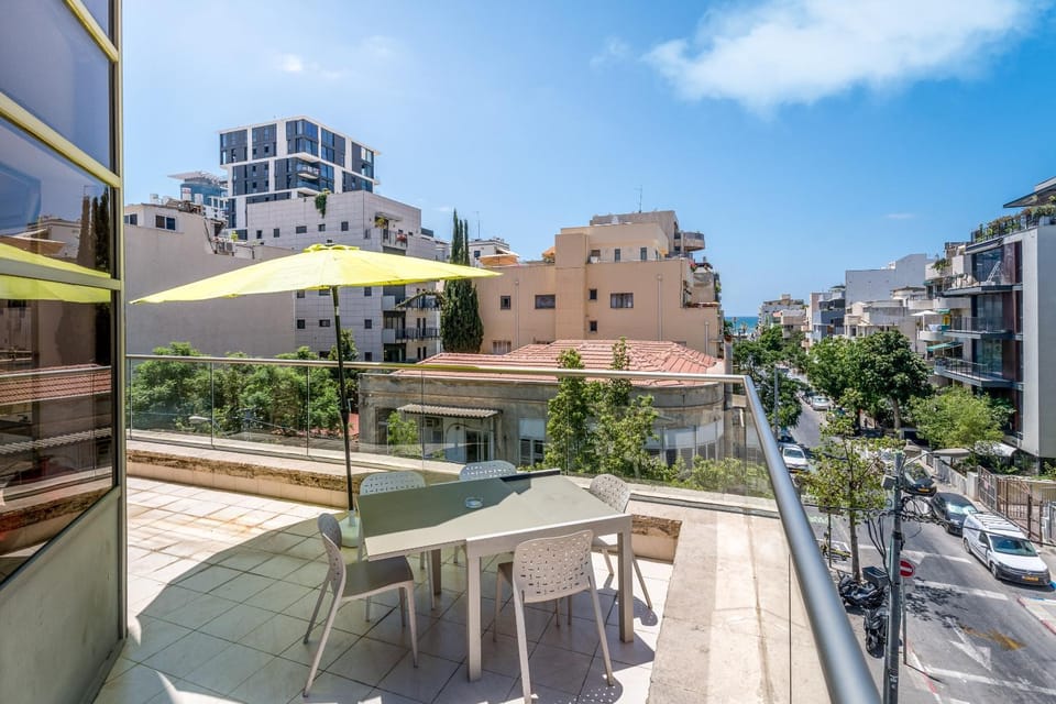 Superbe APT avec terrasse très proche de la mer ! Apartment in Tel Aviv-Yafo