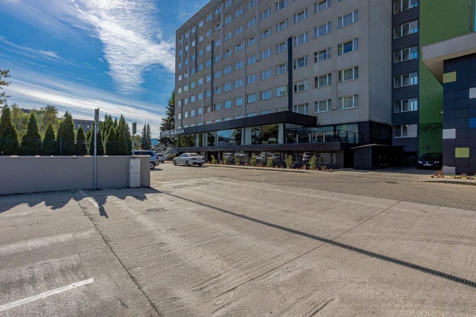 Property building, Day, Neighbourhood, Street view, Location, Parking