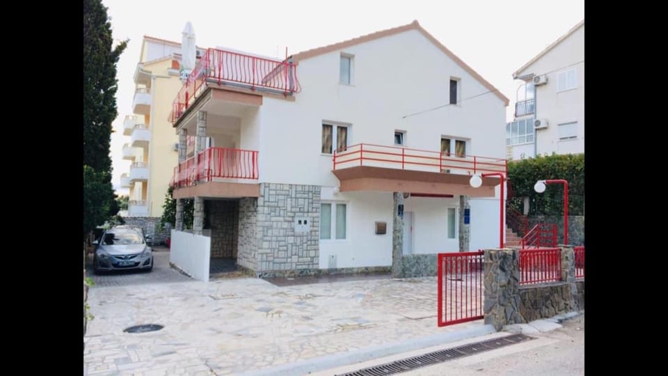 Property building, Facade/entrance, Parking