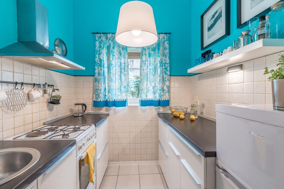Coffee/tea facilities, Kitchen or kitchenette, Dining area