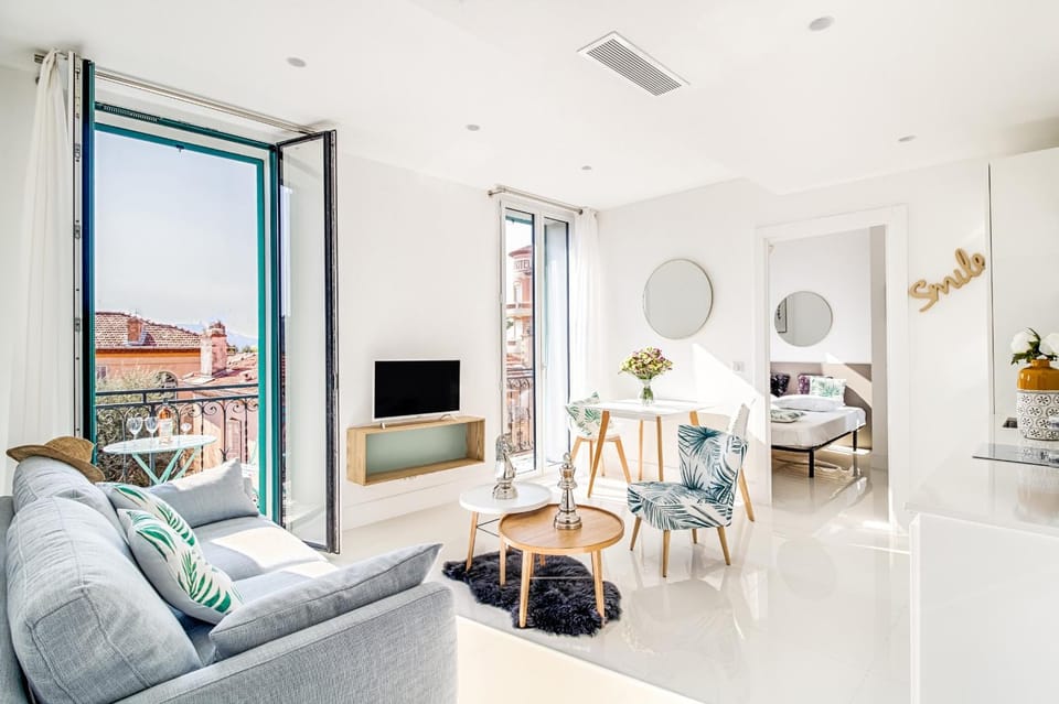 NEW ! SEA VIEW near a beach Design AC Apartment in Villefranche-sur-Mer