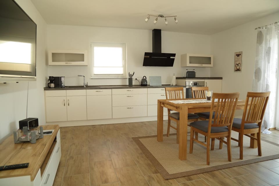 Kitchen or kitchenette, Dining area, Communal kitchen