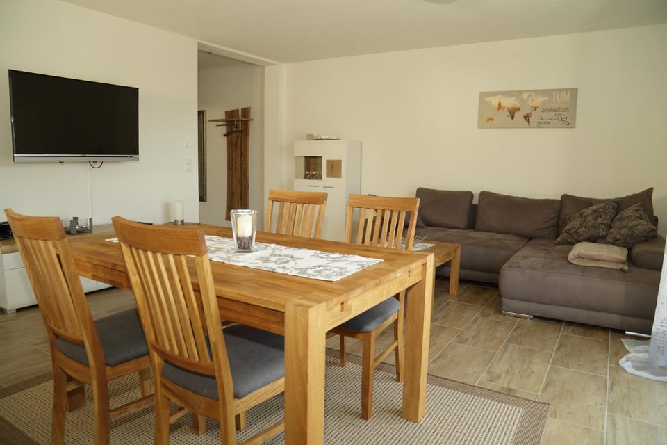 TV and multimedia, Living room, Seating area, Dining area
