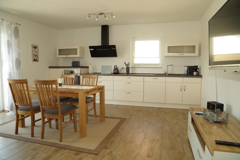 Kitchen or kitchenette, Dining area, Communal kitchen