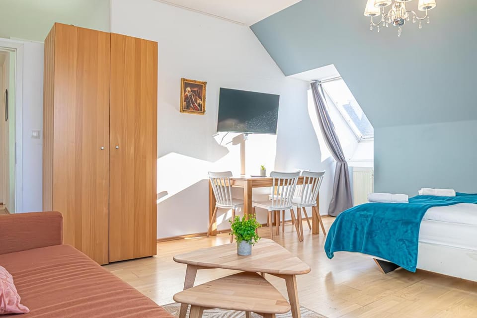 Bed, TV and multimedia, Seating area, Dining area, Bedroom, wardrobe