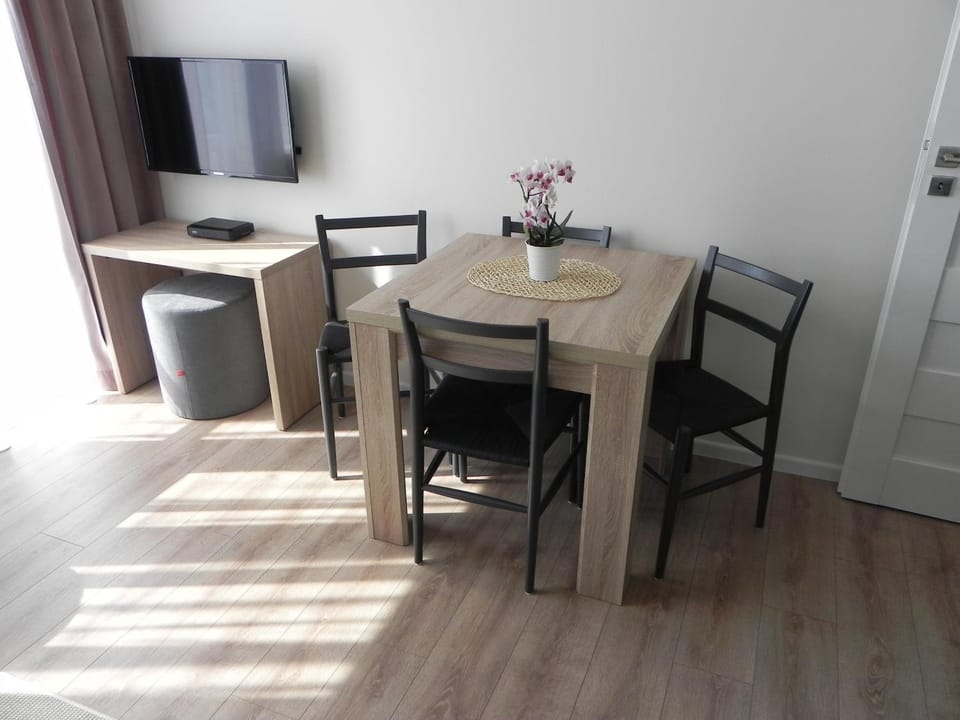 TV and multimedia, Living room, Seating area, Dining area