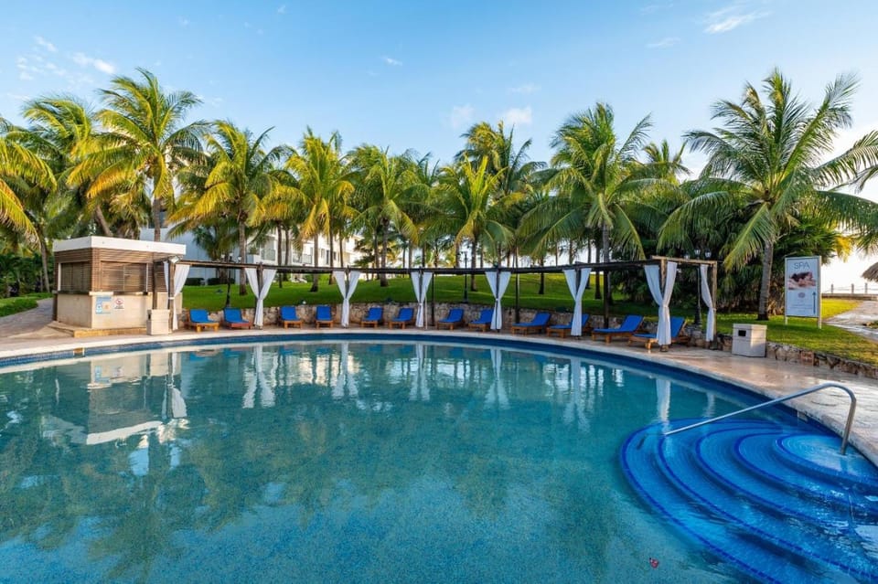 Pool view, Swimming pool, sunbed