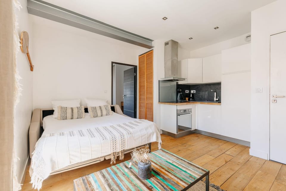 Bed, Kitchen or kitchenette