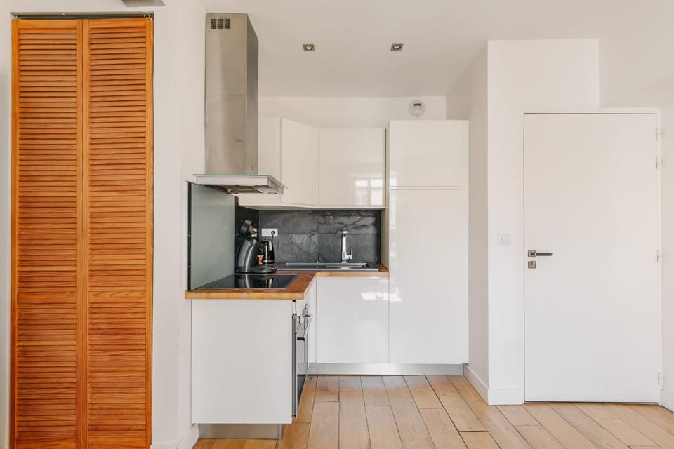 Kitchen or kitchenette, oven, stove
