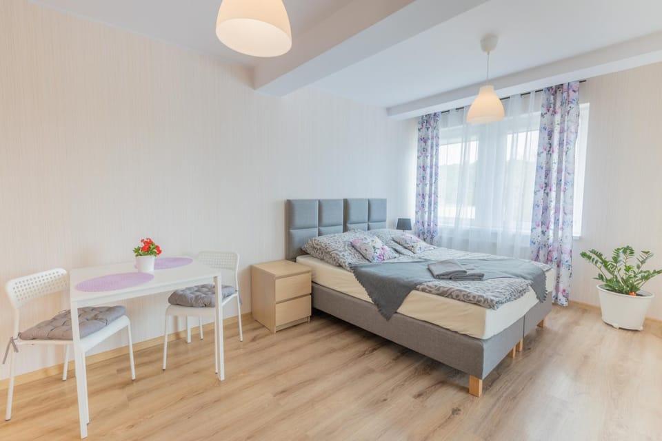 Bed, Seating area, Bedroom