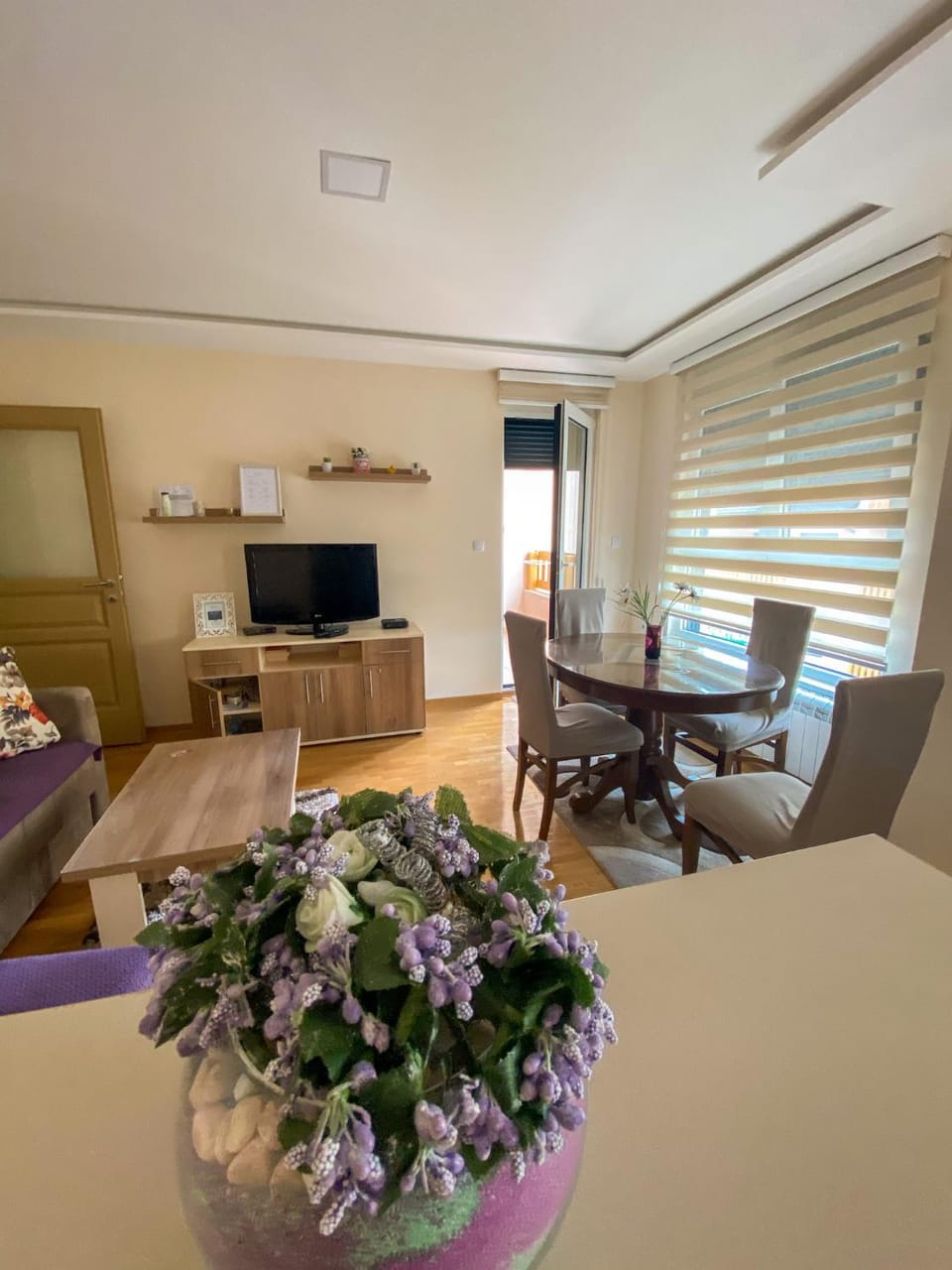 TV and multimedia, Living room, Seating area, Dining area