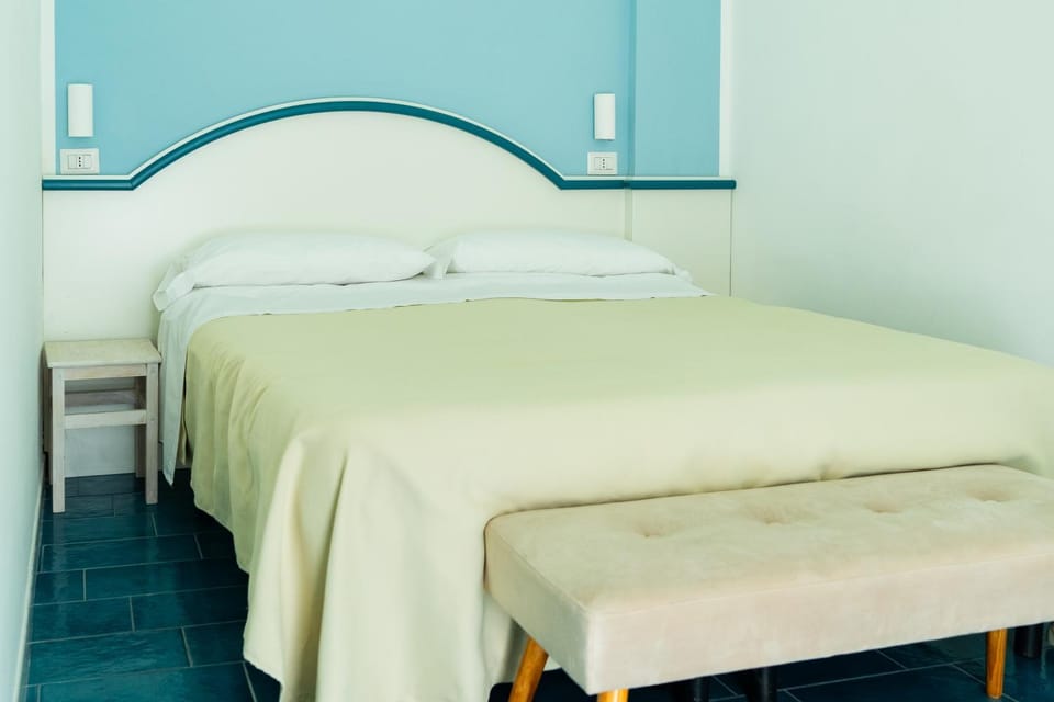 Bed, TV and multimedia, Photo of the whole room, Bedroom, air conditioner