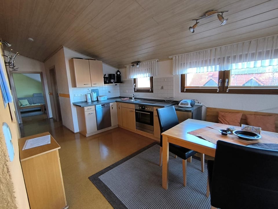 Kitchen or kitchenette, Dining area