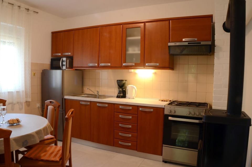 Kitchen or kitchenette, Communal kitchen