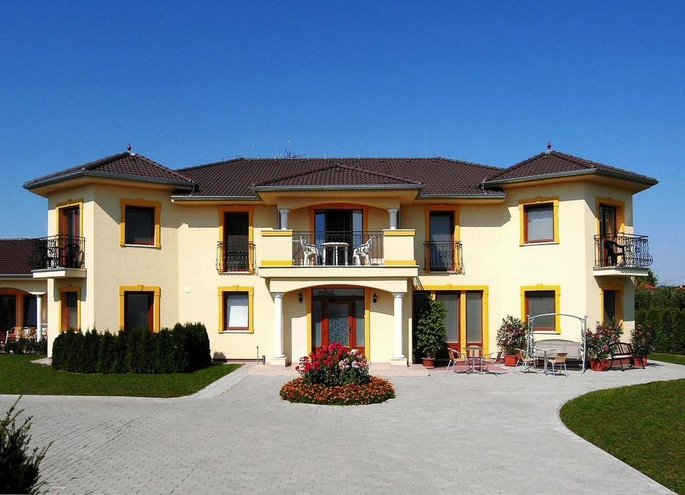 Property building, Facade/entrance