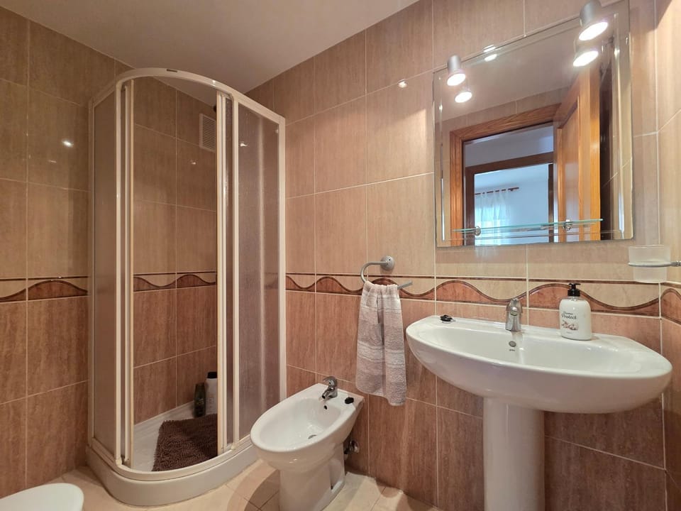 Shower, Toilet, Bathroom, bidet, towels