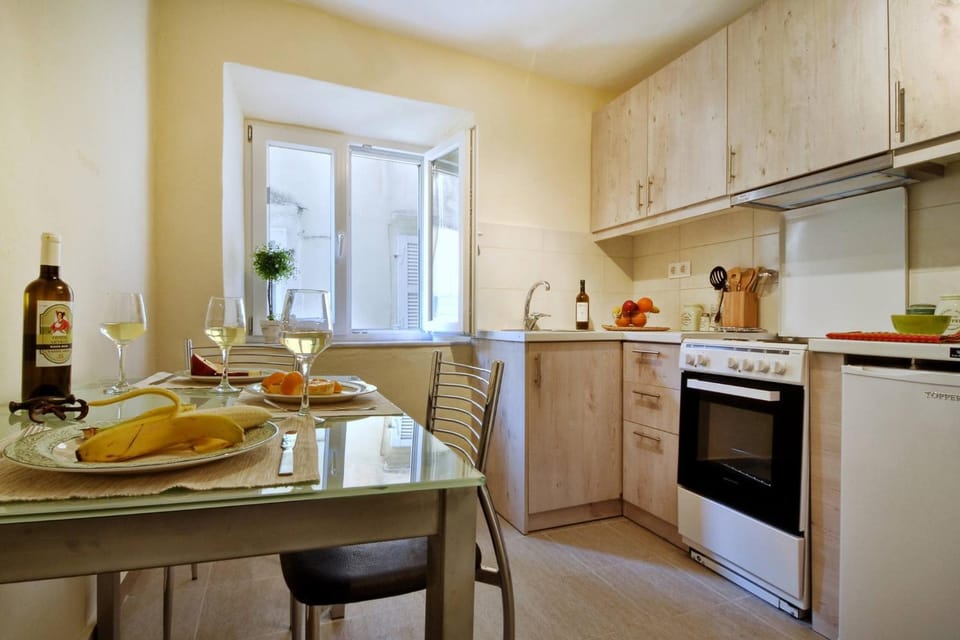 Kitchen or kitchenette, Dining area