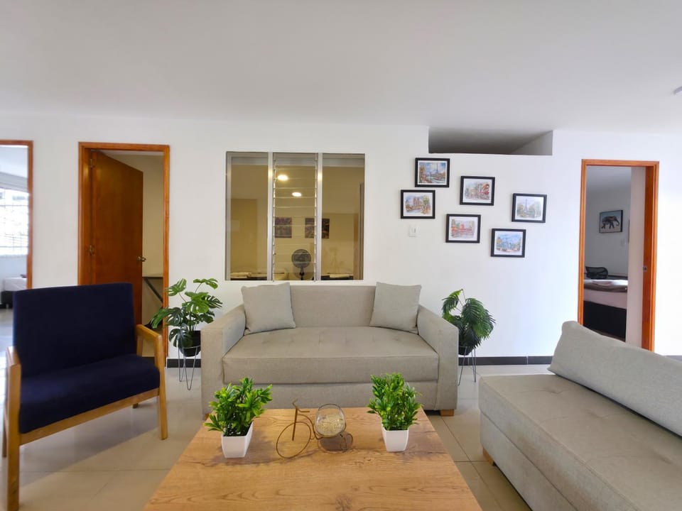 Casa amplia y cómoda cerca del Estadio y la 70 Apartment in Medellin