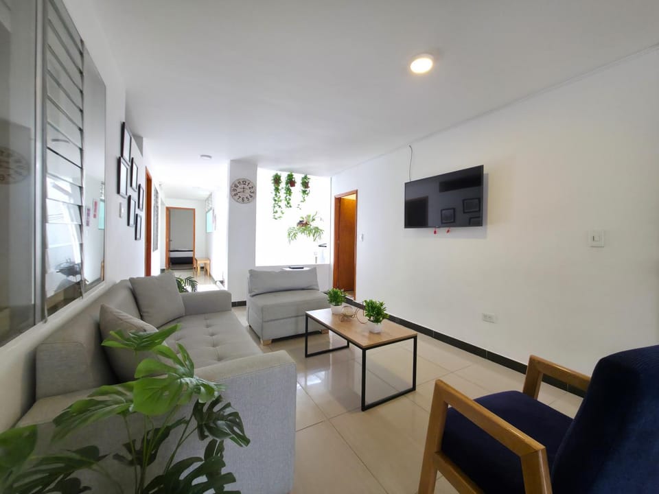 Casa amplia y cómoda cerca del Estadio y la 70 Apartment in Medellin