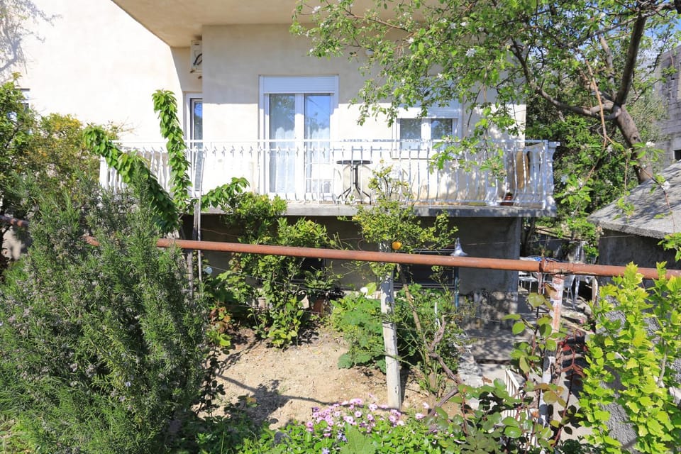 Location, children, Family