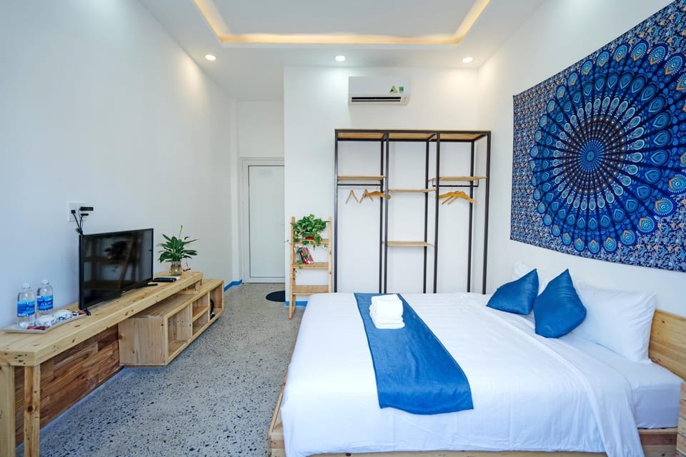 Bed, TV and multimedia, Photo of the whole room, Bedroom