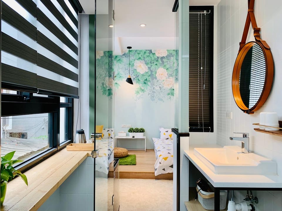 Shower, Toilet