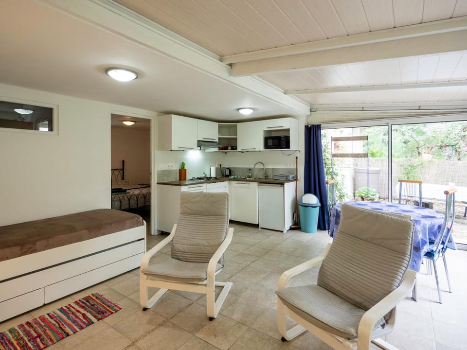 Kitchen or kitchenette, Seating area, Dining area